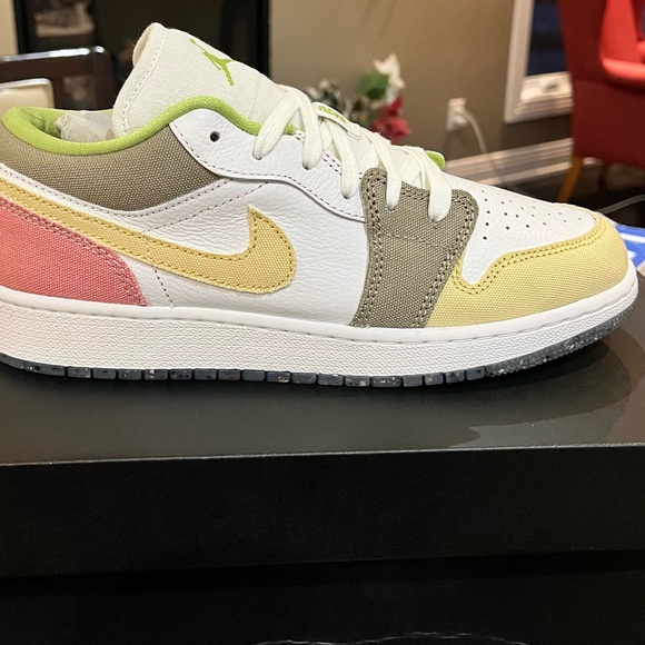 Air Jordan 1 Low SE Pastel Grind Vivid Green GS 6Y/ 7.5W - Picture 1 of 6